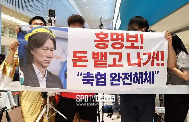 洪明甫凌晨回韩国遭围堵，被P成长鼻子匹诺曹，郑梦奎被丢口香糖