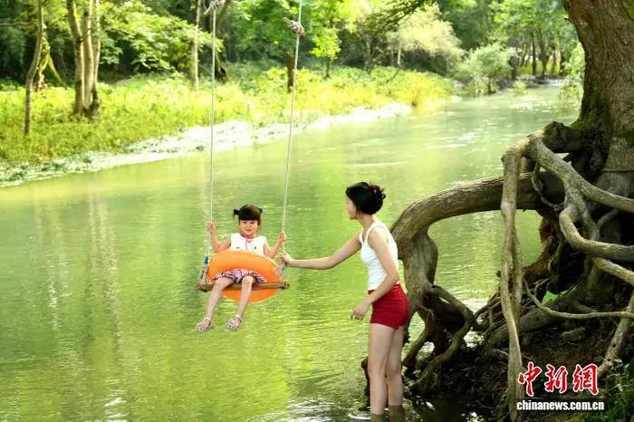 (乡村行·看振兴)湖北通山:守护一河碧水 特色溯溪游兴村富民