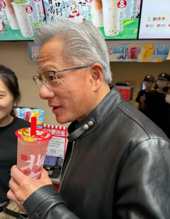 顶富就喝蜜桃四季春!黄仁勋豪掷七元全款拿下!