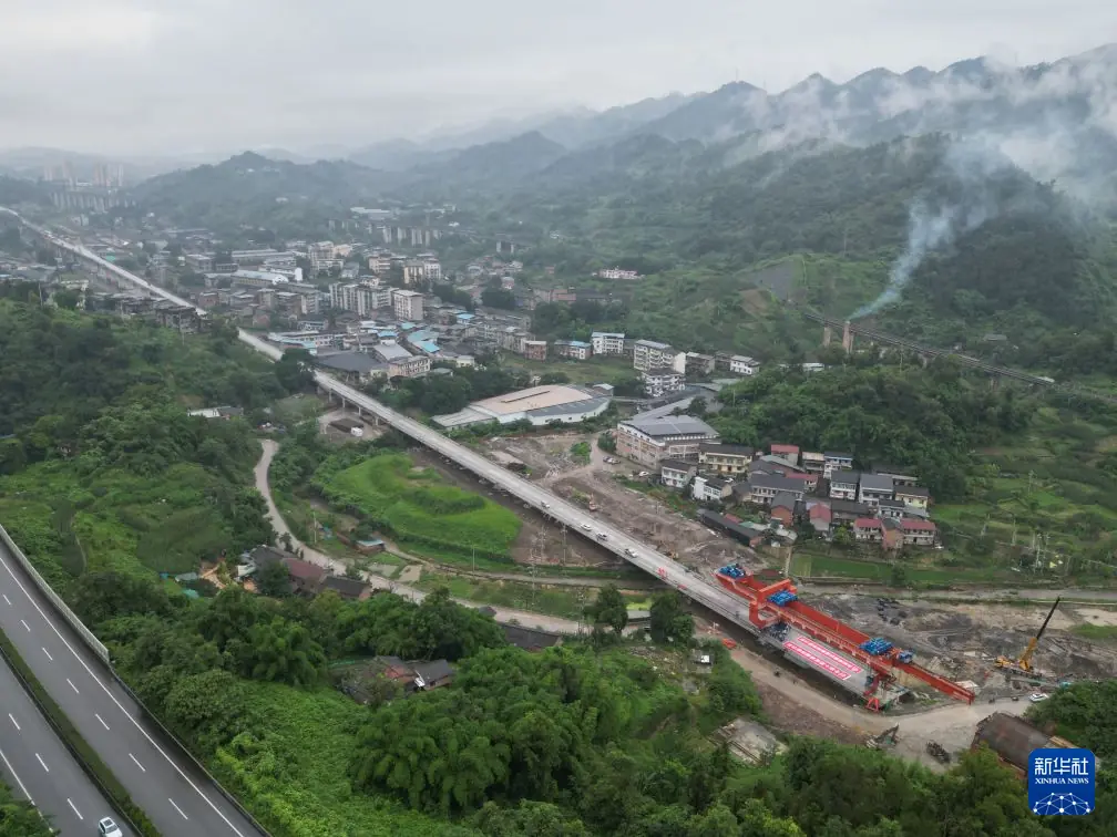 西渝高铁重庆段架梁完成