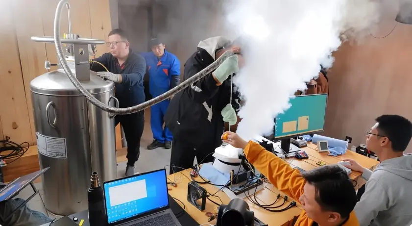 9.2GHz背后的液氦传奇 中国超频大神刷新全球CPU纪录