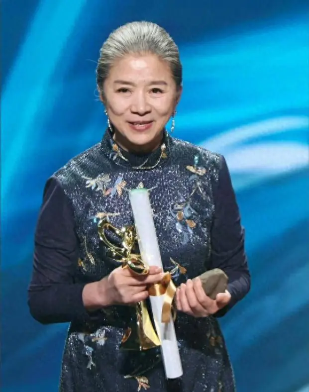 原来他就是迟蓬的丈夫，是我们熟悉的资深大导演，公公是电影明星