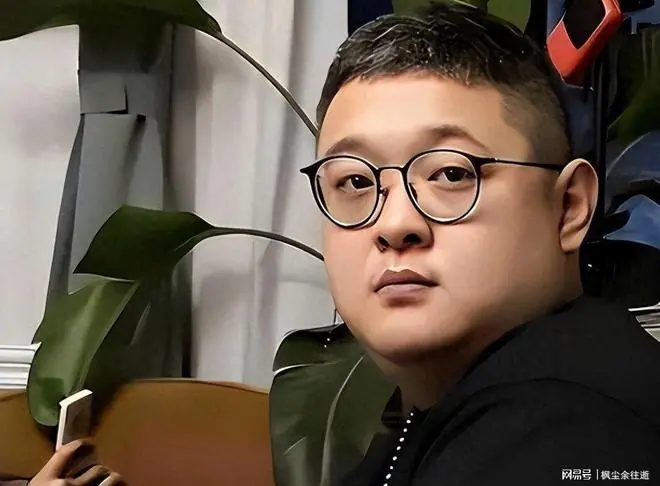 傅彪儿子现状：住豪宅生活奢华，单身满头白发，和母亲相依为命