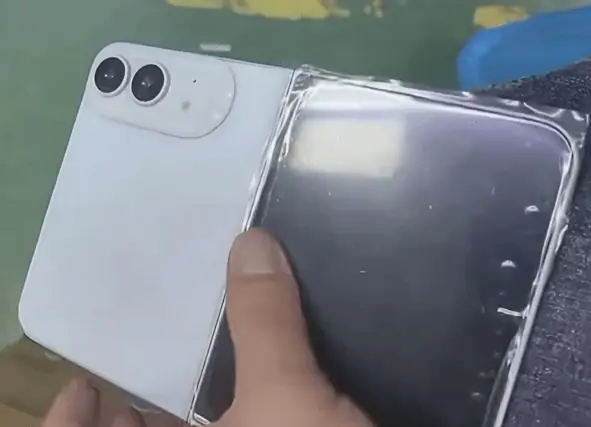 苹果折叠屏iPhone机模曝光:纯白机身 采用双摄像头