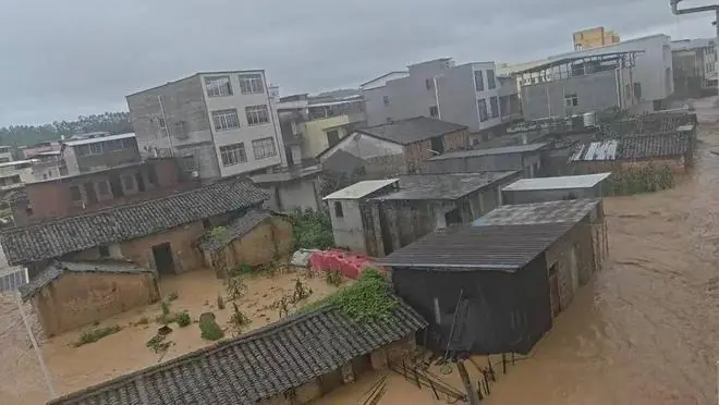 广西横州六蓝水库出现险情，洪水席卷下游村庄，村支书：大部分村民已转移，仍有约60人被困，当地信号交通已中断