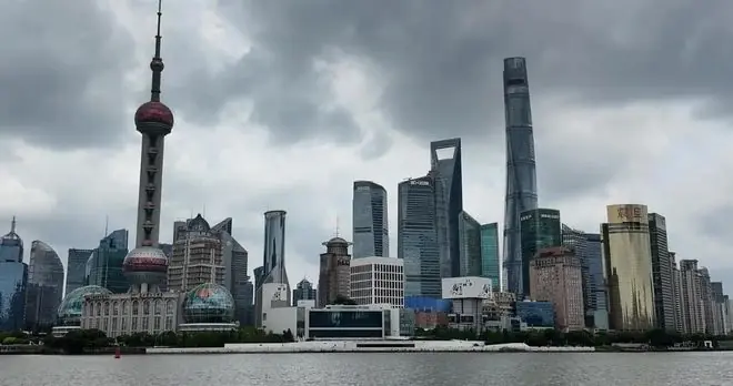 今年的超强台风巴威逼近,云系直径超1300公里,登陆点会在哪?