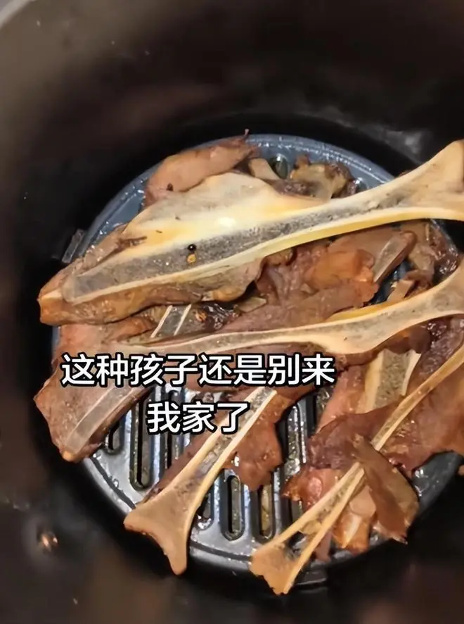 “以后别来我家玩!”只因娃同学吃了两根扇子骨,家长当场破了防