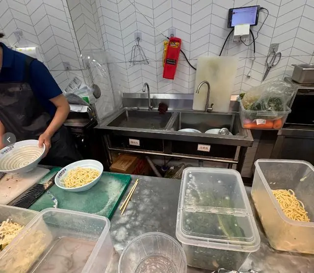 南昌一盒马门店被指后厨工作人员在清洗池泡发粉丝,抹布紧邻食材,全程徒手操作;消费者:吃完心里很膈应,市监部门:门店已落实整改