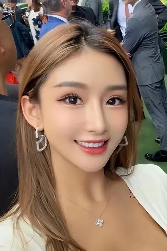 香港网红向郭富城、方媛道歉,承认发活动照片时只P了自己,没有“修饰”郭富城夫妇;否认恶意丑化他人,称他俩状态非常出色