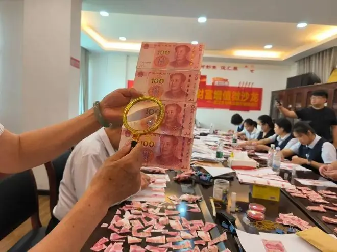 八旬老人意识不清撕碎20万养老金，银行拼接后成功兑换26.66万元，比预想还多出6万余元：单张大多碎裂成五六片，13个人20多天拼完