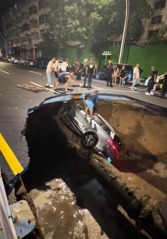 张家口一路面深夜塌陷致3车坠落，多位市民牵绳施救，当地通报：被困4人全部救出，1死1轻微伤
