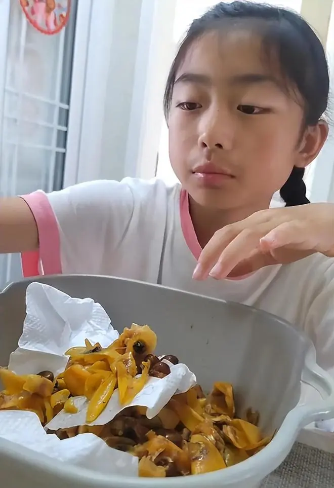 “你女儿都长胡子了,还炫耀吃水果呢!”家长的穷大方让人应激