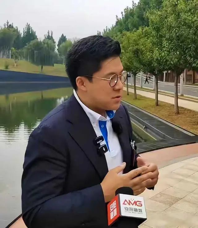 霍启刚低调过寿,朱玲玲另辟蹊径,母子俩走出豪门阴影