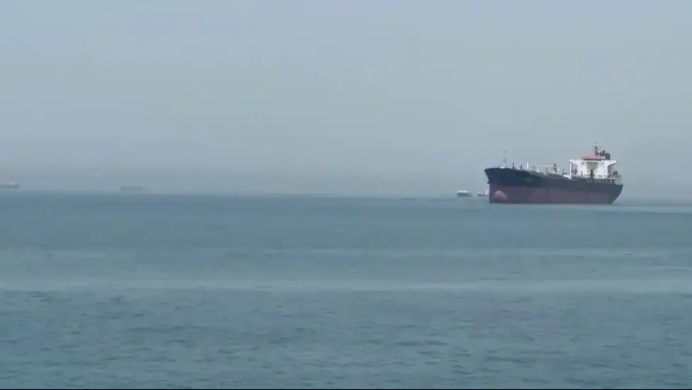 美媒:伊朗革命卫队在霍尔木兹海峡击中两艘商船
