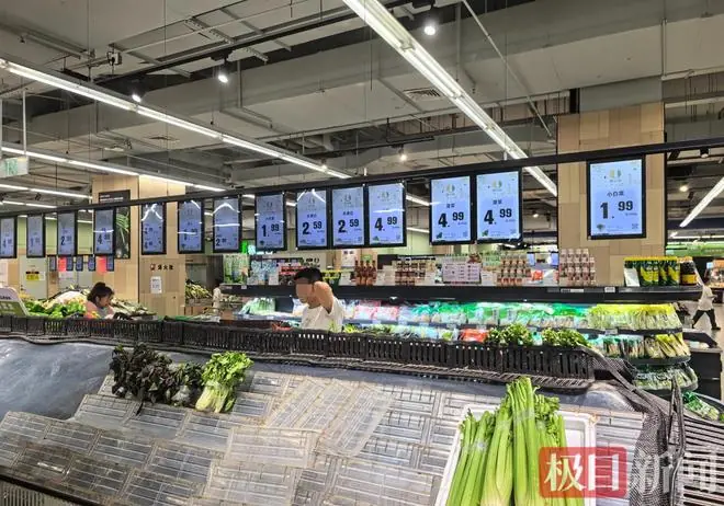 台风“巴威”逼近,部分宁德市民提前囤货,相关部门号召理性采购,超市加快补货:所有口味泡面都卖得很好