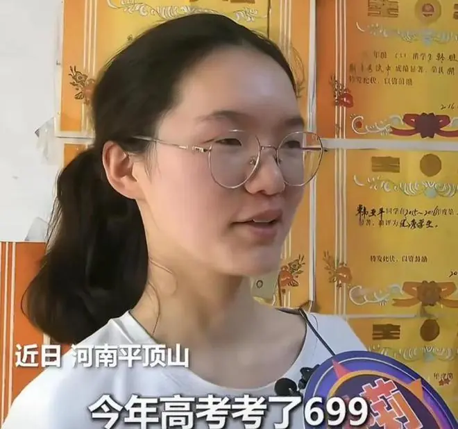 女孩高考699分报清华遭网暴，她说不玩手机有错吗？选学医有错吗