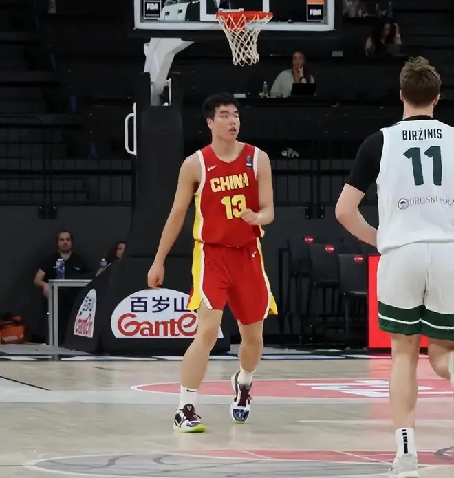 中国男篮输10分!爆发大规模冲突,3人罚出场,1人摔重伤