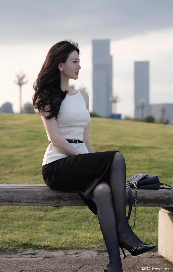 经典黑白配:那不是穿搭,是我在明暗之间找到的平衡坐标