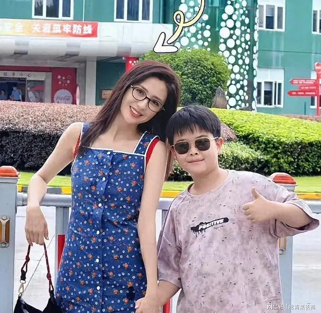 佟丽娅带儿子逛可乐工厂,母子牵手照太暖心,陈思诚独自出国约会