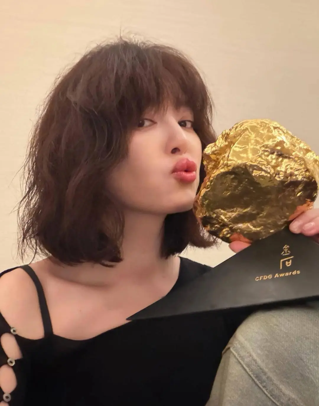 辛芷蕾晒导协奖杯照 公开发文回应:同心破浪,继续努力!