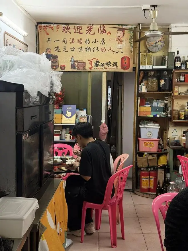 罗女士的小店里坐满了顾客