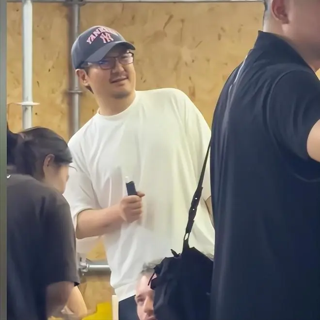 沈腾一家现身阿那亚，43岁王琦体型富态吃得多，7岁儿子身高出众