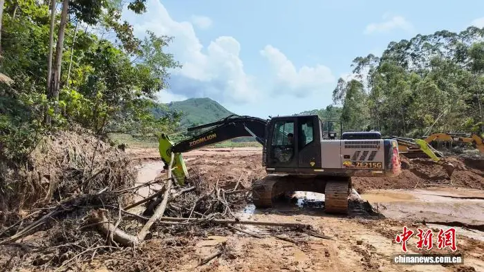 深山孤岛救援记:八小时徒步逆行 多方打通山村生命线