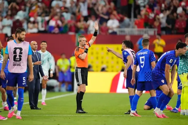 FIFA官方证实克罗地亚绝平球无效 球员承认:我头发蹭球+确实越位