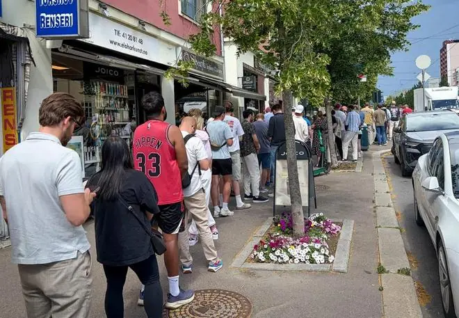 销售火爆,挪威国内多地线下门店内的挪威国家队球衣脱销