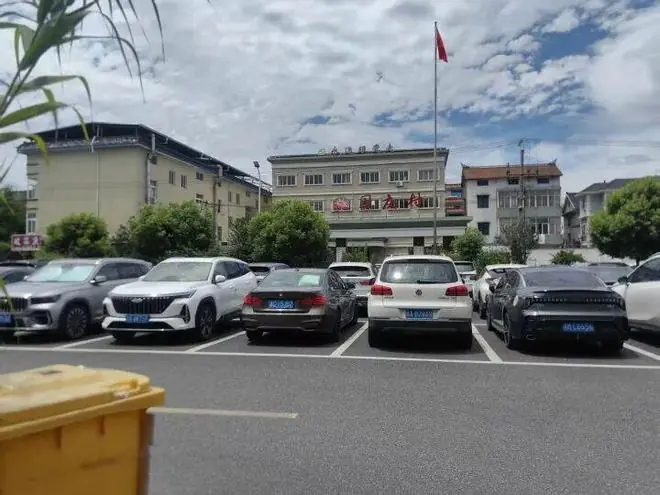 杭州车主把燃油车停在充电车位,回来发现车被上锁,最后交了一百块钱……