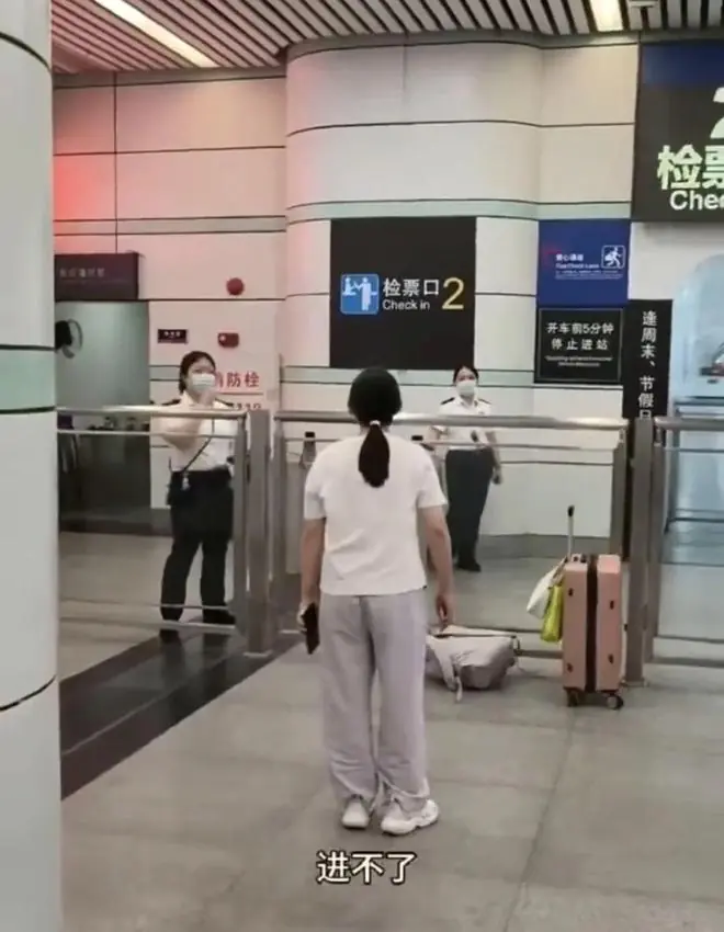 被骂上热搜“广州东站发疯60秒”事件：低认知巨婴，有多害人？