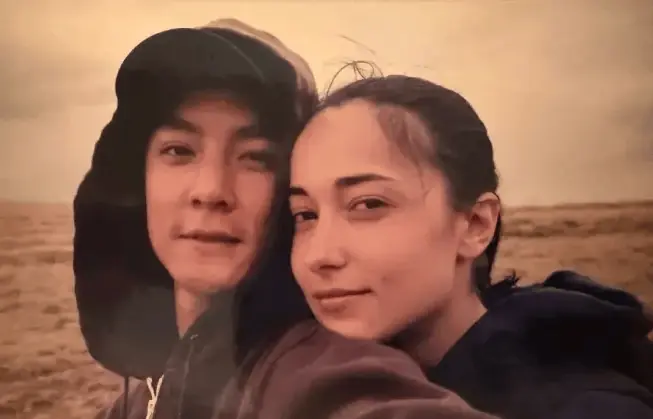 吴彦祖妻子晒早年亲密合照 回忆热恋时光