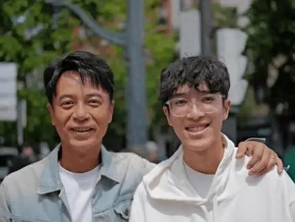 李克勤19岁儿子正脸照曝光，颜值爆表神似父亲，如今是纽大高材生