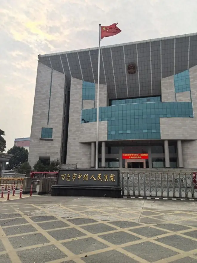 学生早恋,被老师公开批评跳楼身亡,法院的判决学校担责10%