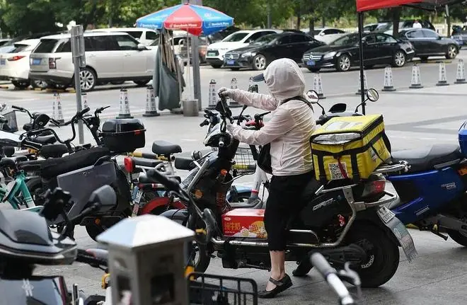 外卖女骑手越来越多，这是一个危险信号