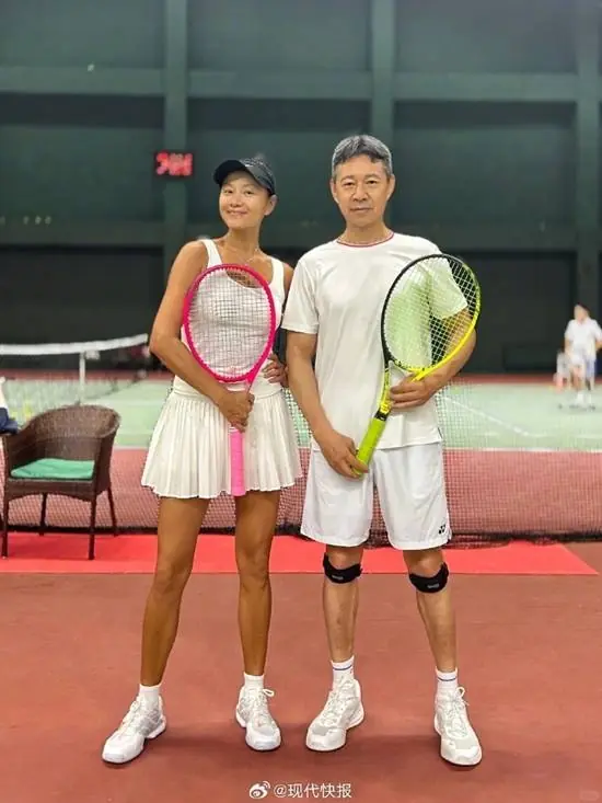 70岁张丰毅状态曝光 肌肉线条明显神似40岁青年