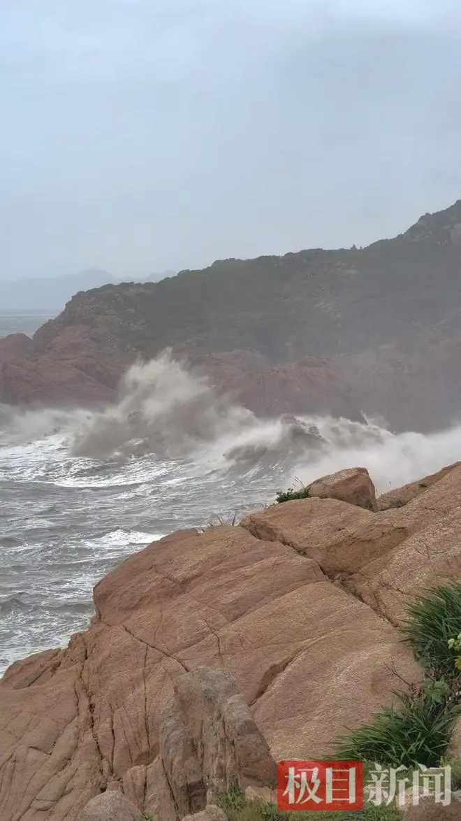 台风巴威即将登陆，记者在福建霞浦海边直击：海水拍打礁石掀起近十米巨浪，狂风来袭险难站稳，风雨直灌入耳