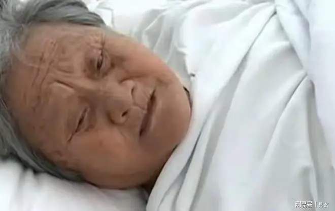 75岁老太摔断腿,伙同儿子讹诈好心公交司机,监控铁证下死不认账