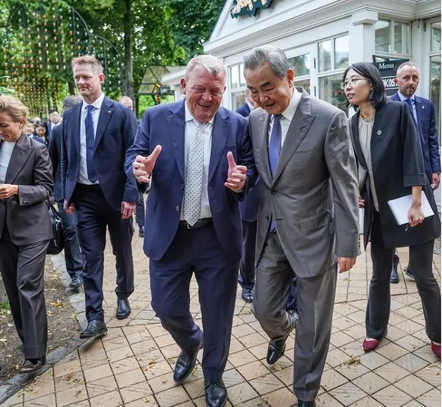 见到王毅外长后，丹麦外长完全忘了自己的强硬言论，脸上笑成了花