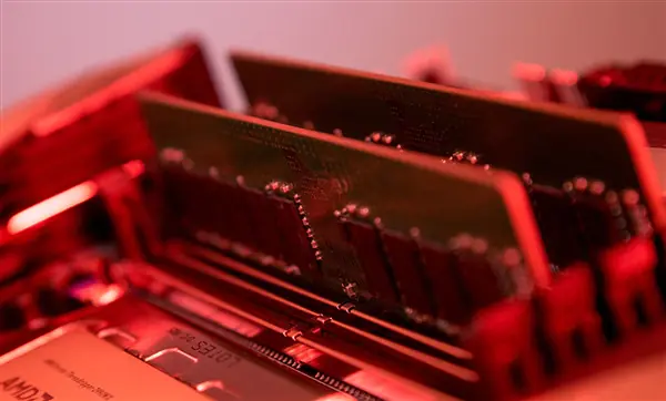 内存供需严重失衡，DDR5价格暴涨300%，行业面临十年最严峻挑战