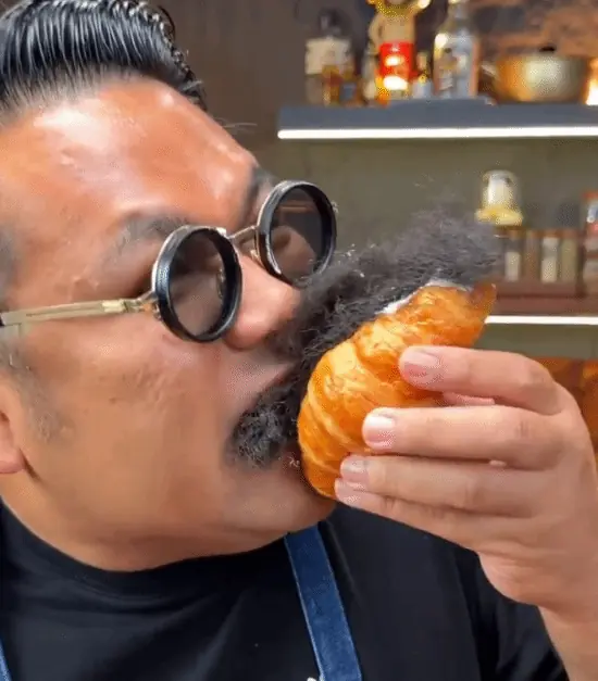 猎奇美食!泰国一烘焙店推出“黑发可颂”走红