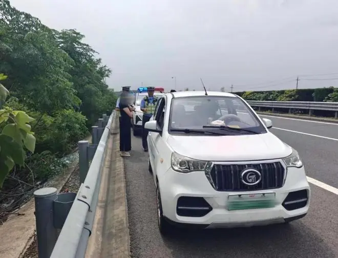 高速超车道惊现低速“老头乐”:跟随前车从ETC通道驶入,被依法处理