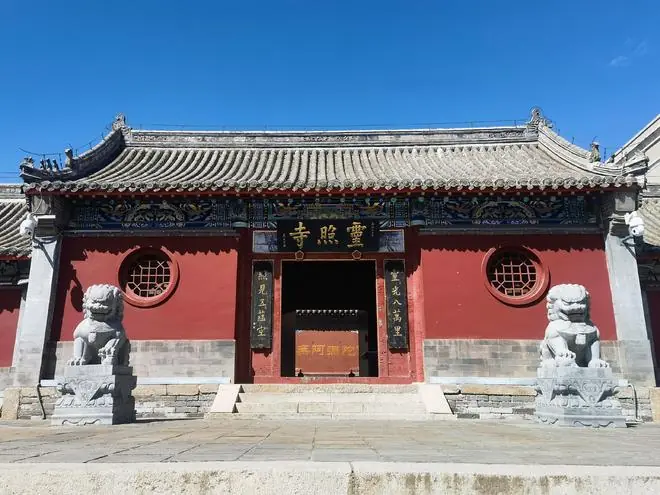 云南一位方丈不幸去世,整理遗物时发现其银行卡里有528万元存款,方丈的女儿提出要继承这笔遗产,寺庙方面则表示:这笔钱应归寺庙所有