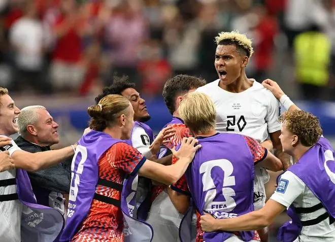 挪威2-1淘汰科特迪瓦,哈兰德踢进制胜球:赛后再次上演“维京划船”名场面,下轮将迎战巴西