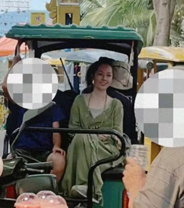 44岁郭碧婷在西双版纳被偶遇,穿绿色连衣裙,身材胖长相好普通