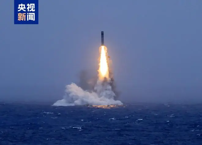 发射升空画面公布!中国海军成功组织潜射战略导弹试射