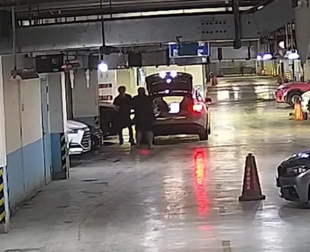 上海一百万豪车停在地库,竟被“蚂蚁搬家式”拆光卖了,监控显示:嫌疑人来了十几次,每次拆完零部件都罩好车衣;三人已被警方抓获