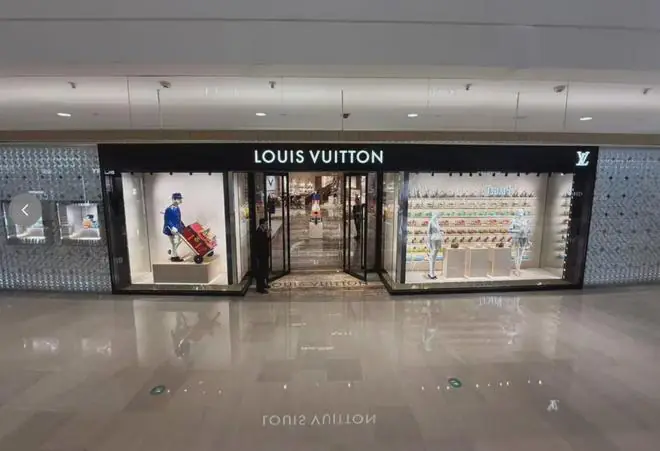 LV多家门店排队盛况不再;二手市场价格跳水,热门款价格腰斩,“冷门款跌穿地板”,二奢店:根本收不过来