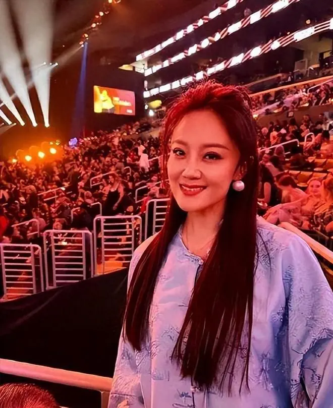 离婚8年后王小玮官宣喜讯，那个主动放手一切的男人，如今怎样了