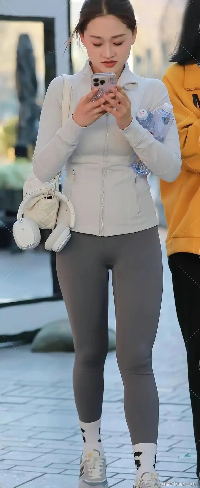 温柔人妻休闲街拍,浅灰瑜伽贴身套装,成熟熟女饱满曲线完整勾勒